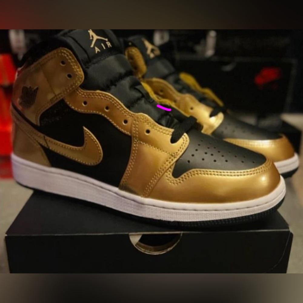 -Air Jordan 1 Mid SE Metallic Gold Black (GS)